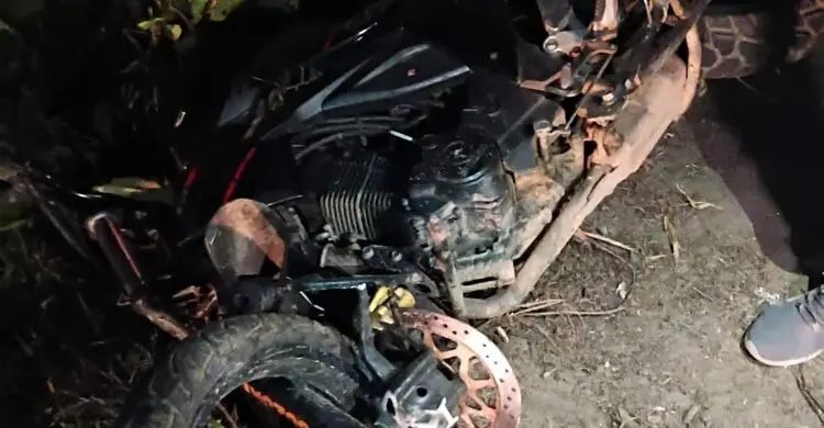 টাঙ্গাইলের মধুপুরে বেড়াতে এসে সড়ক দুর্ঘটনায় মোটরসাইকেলের দুই আরোহীর মৃত্যু হয়েছে।