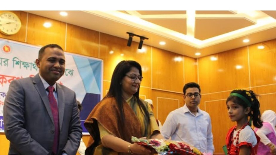 টাঙ্গাইলের ঘাটাইলে শিক্ষার্থীদের হাতে স্কুল ব্যাগ ও টিফিন বক্স তুলে দেন জেলা প্রশাসক শরীফা হক