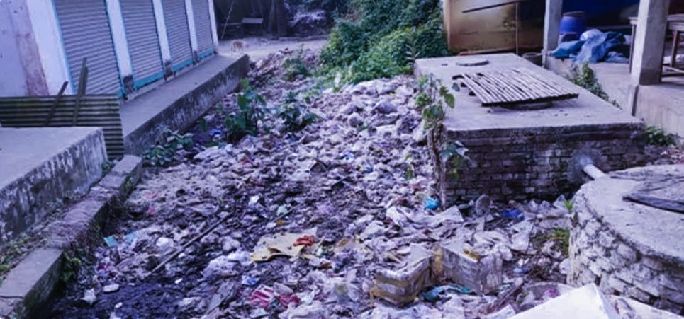 টাঙ্গাইলের ভূঞাপুরের গোবিন্দাসী বাজারের খাল এখন ময়লার ভাগাড়, বর্ষায় তলিয়ে যায় হাট-বাজার