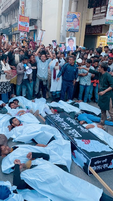 টাঙ্গাইল-৫ আসনে টুকুর মনোনয়ন বাতিলের দাবিতে কাফনের কাপড় পরে কফিন মিছিল