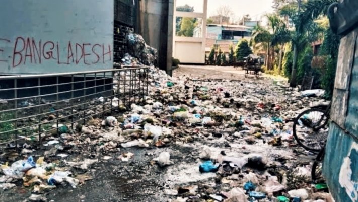 টাঙ্গাইল মেডিকেল কলেজ হাসপাতালের প্রধান গেটে ময়লার ভাগাড়, বাড়ছে স্বাস্থ্যঝুঁকি