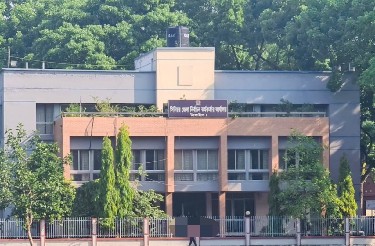 সরকারি কর্মকর্তাদের আগ্রহে টাঙ্গাইলে পোস্টাল ভোটে রেকর্ড সংখ্যক নিবন্ধন