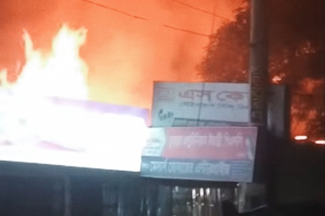 টাঙ্গাইলের কালিহাতীতে টিম্বার ও ডোর ফার্নিচারের দোকানে ভয়াবহ অগ্নিকাণ্ড