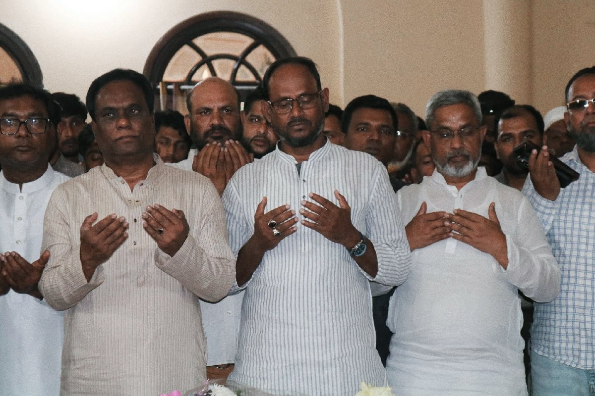 মওলানা ভাসানীর মাজার জিয়ারত করলেন প্রতিমন্ত্রী সুলতান সালাউদ্দিন টুকু