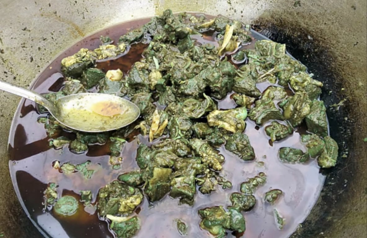 রান্নার সময় সবুজ হয়ে গেল গরুর মাংস কড়াই নিয়ে থানায় বেকারির কর্মচারীরা