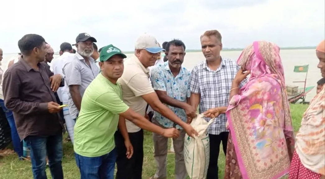 পিংনার নলসন্ধ্যায় নদীভাঙন কবলিত মানুষের মাঝে সরকারি জিআর শুকনো খাদ্যসামগ্রী বিতরণ