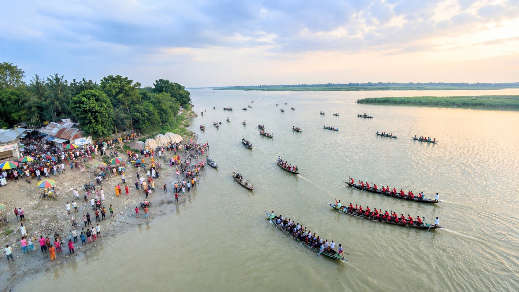 পিংনার নৌকা ঘাটে নৌকা বাইচ দেখতে হাজারো মানুষের ভিড়