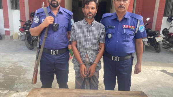 হরিরামপুরে চুরির মামলায় গাইবান্ধা থেকে স্বর্ণালঙ্কারসহ চোর গ্রেপ্তার