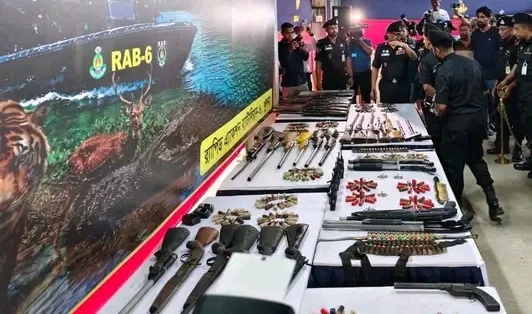 দস্যুমুক্ত সুন্দরবনের পথে আরও এক ধাপ, অস্ত্রসহ ৫৯ জলদস্যুর আত্মসমর্পণ