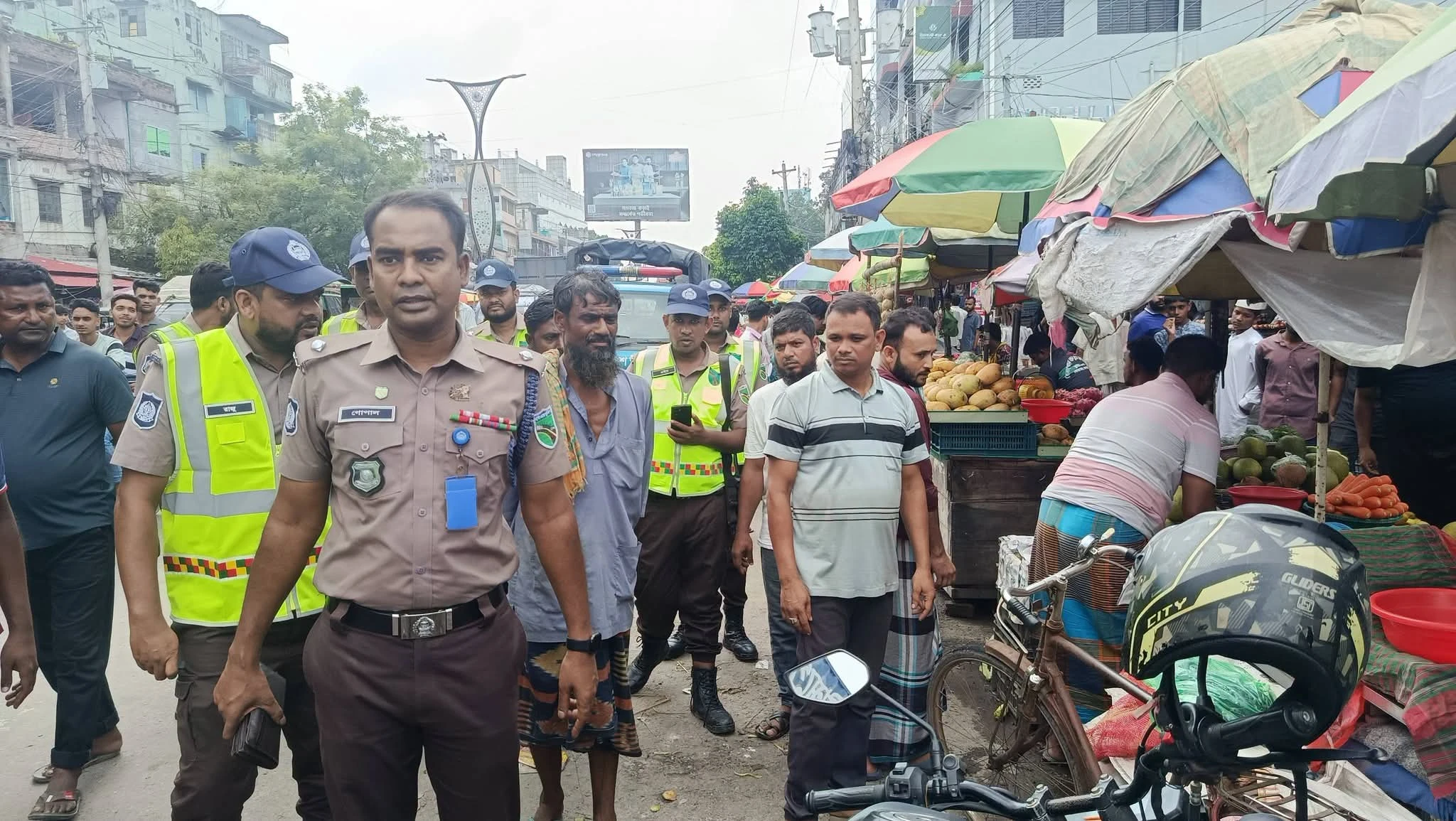 যশোর শার্শা বেনাপোল বাজারে ফুটপাত দখলমুক্ত করতে হাইওয়ে পুলিশের অভিযান