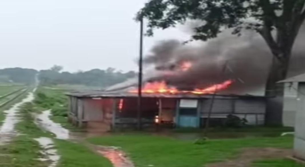 বজ্রপাতে আগুন, মুহূর্তেই ছাই মনোহারী দোকান