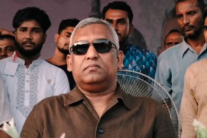 অ্যান্টিগুয়া অ্যান্ড বারবুডার  নাগরিকত্ব ত্যাগ করে নির্বাচনে  টাঙ্গাইল-৮ আসনের স্বতন্ত্র প্রার্থী সালাউদ্দিন আলমগীর রাসেল