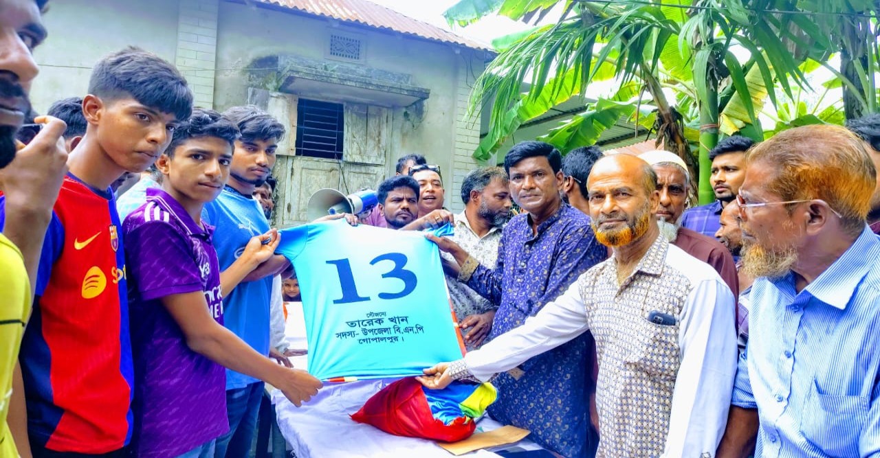 গোপালপুরে ঈদ উপহার ও নগদ অর্থ বিতরণ করলেন বিএনপি নেতা তারেক