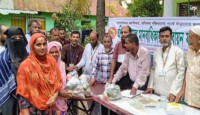 কুমিল্লায় এসিএমবি’র উদ্যোগে কর্মহীনদের মাঝে ত্রাণ বিতরণ